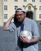 Frank als Hardcore-Fu&szlig;ballfan mit Mini-Ghettoblaster, Baseballkappe und Fu&szlig;ball